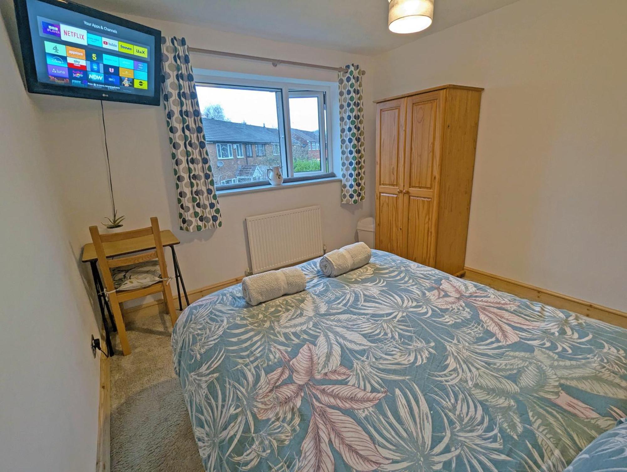 Double Room, Large Tv, With Great Transport Links Bolton Exterior foto