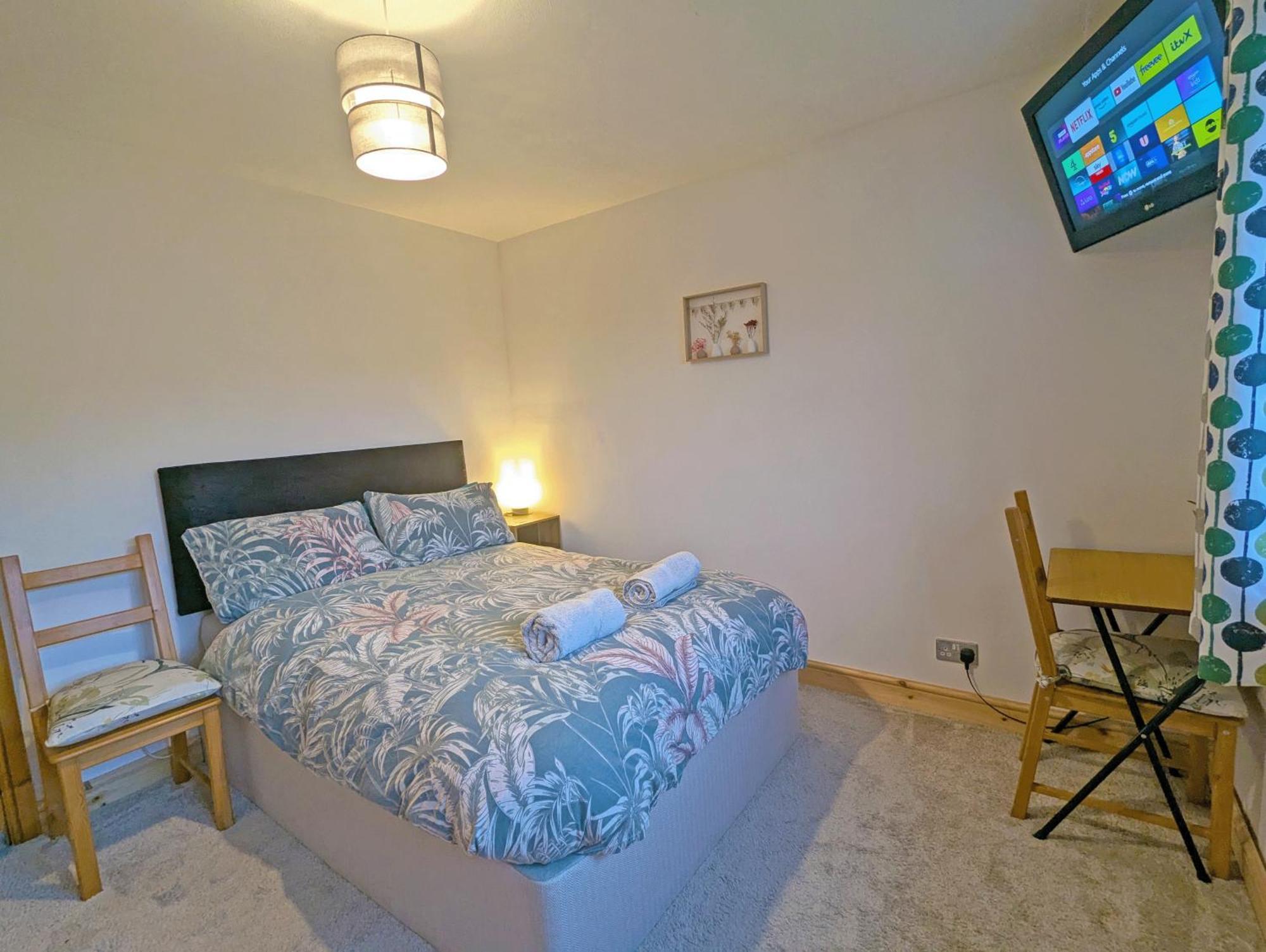 Double Room, Large Tv, With Great Transport Links Bolton Exterior foto